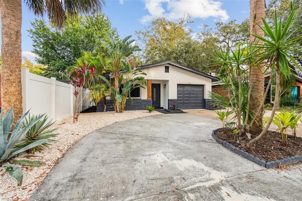 For Rent: $2,495 (2 beds, 1 baths, 1038 Square Feet)