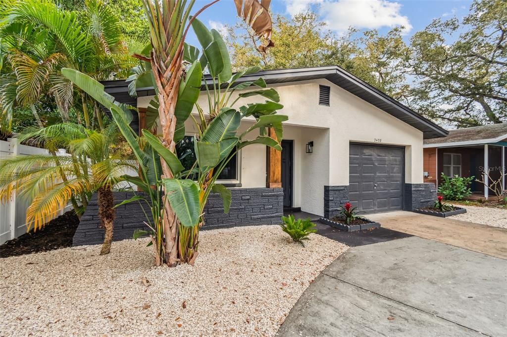 For Rent: $2,495 (2 beds, 1 baths, 1038 Square Feet)