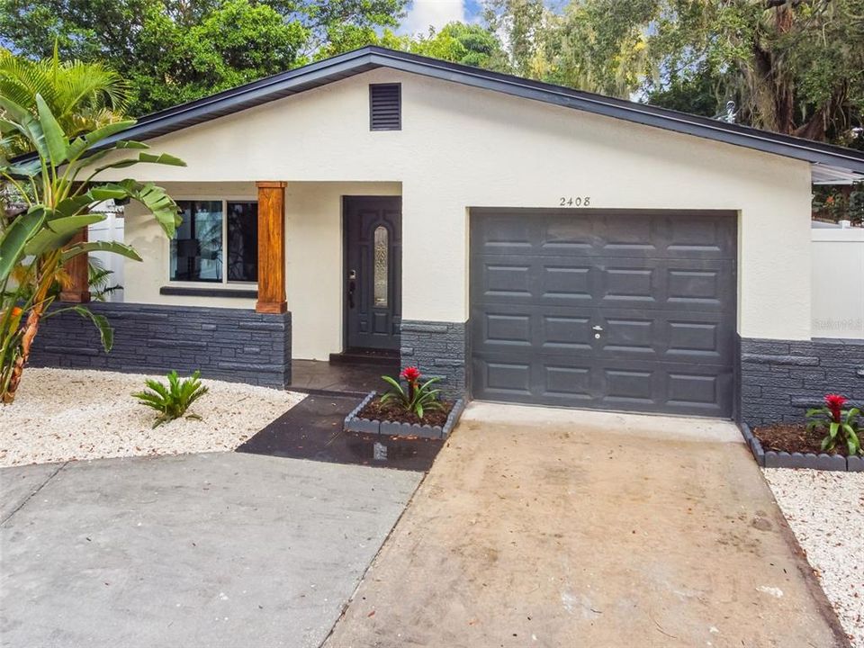 For Rent: $2,495 (2 beds, 1 baths, 1038 Square Feet)