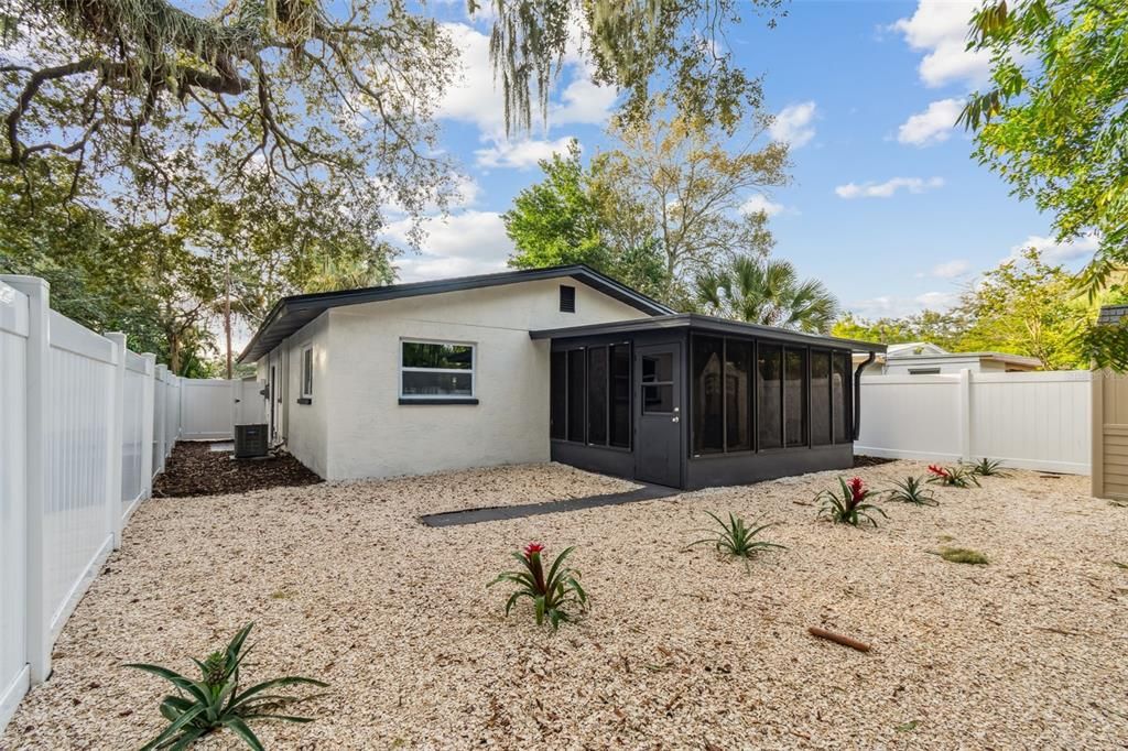 For Rent: $2,495 (2 beds, 1 baths, 1038 Square Feet)
