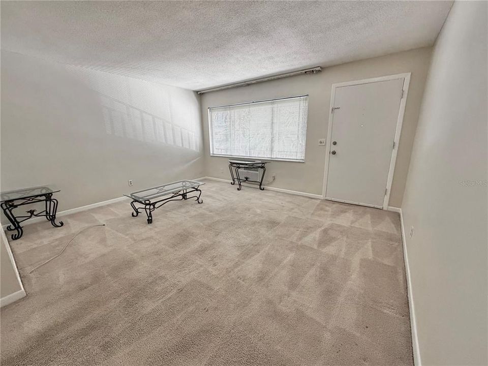 For Rent: $1,200 (1 beds, 1 baths, 585 Square Feet)