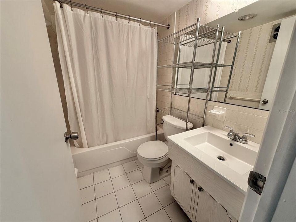 For Rent: $1,200 (1 beds, 1 baths, 585 Square Feet)