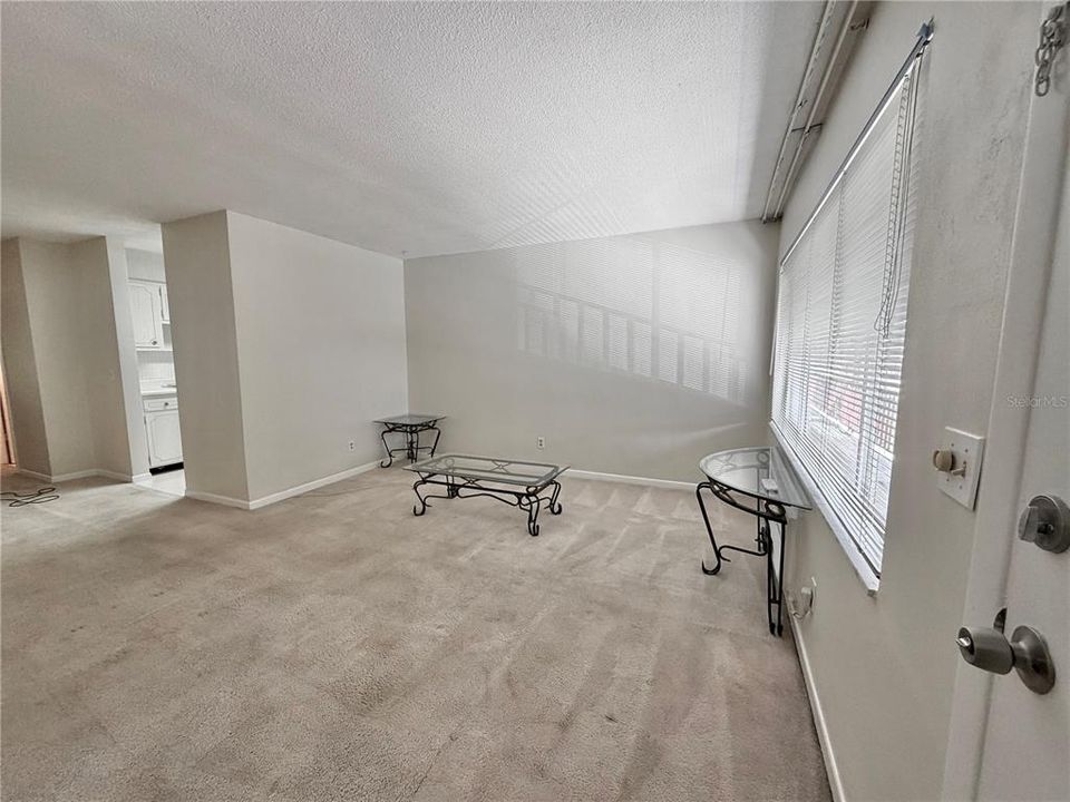 For Rent: $1,200 (1 beds, 1 baths, 585 Square Feet)
