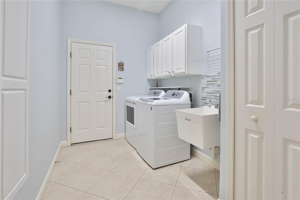 For Sale: $698,000 (4 beds, 2 baths, 2459 Square Feet)