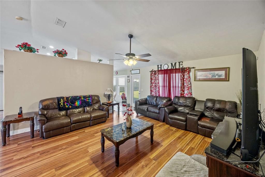 For Sale: $320,000 (4 beds, 2 baths, 1722 Square Feet)
