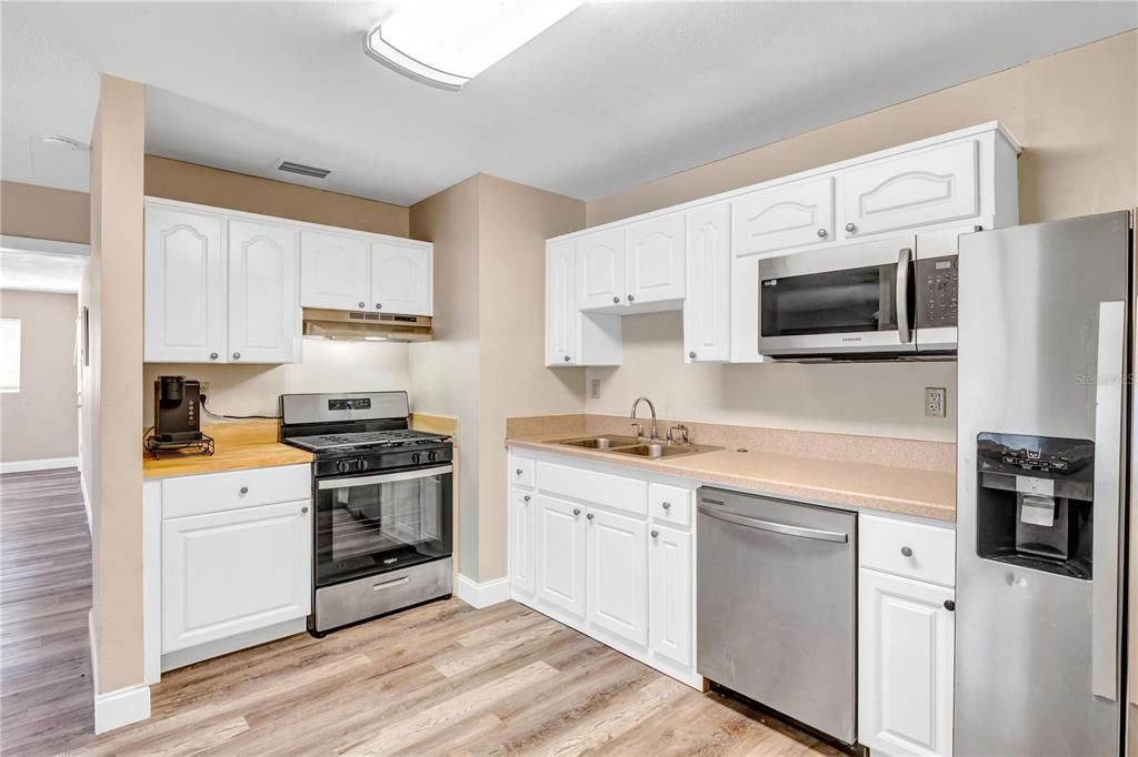 For Sale: $293,700 (3 beds, 2 baths, 1953 Square Feet)