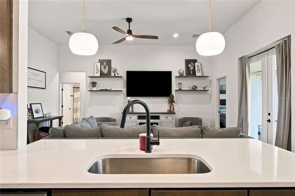 En Venta: $479,000 (4 camas, 3 baños, 2427 Pies cuadrados)
