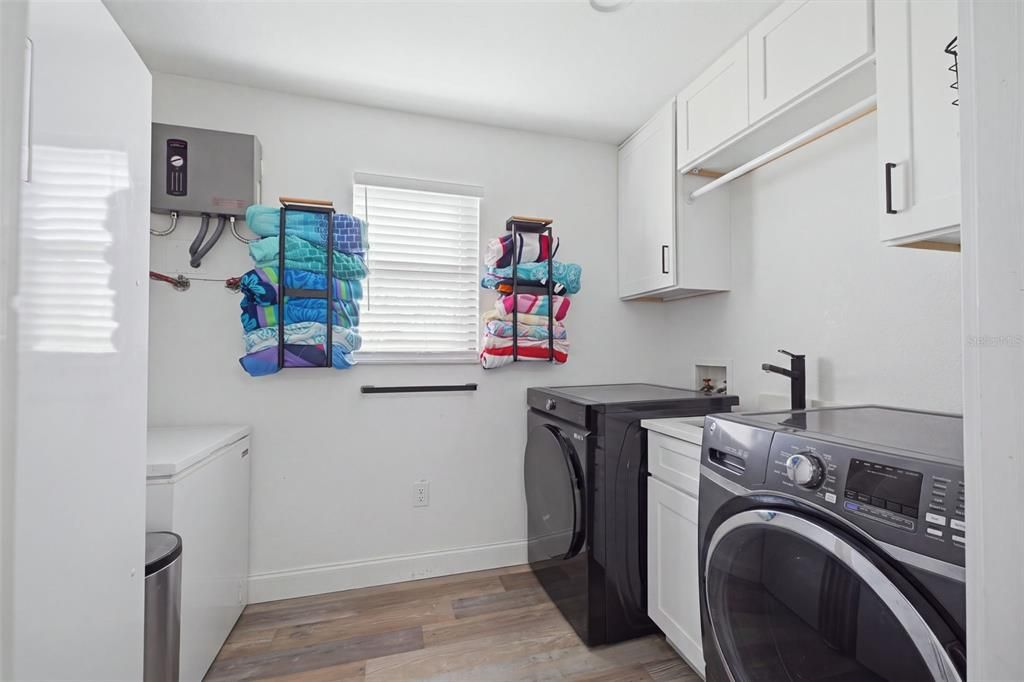 For Sale: $900,000 (3 beds, 3 baths, 2380 Square Feet)
