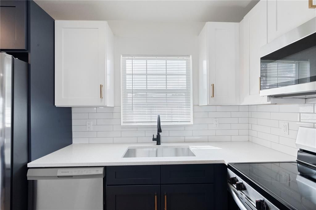 For Sale: $297,700 (3 beds, 1 baths, 890 Square Feet)
