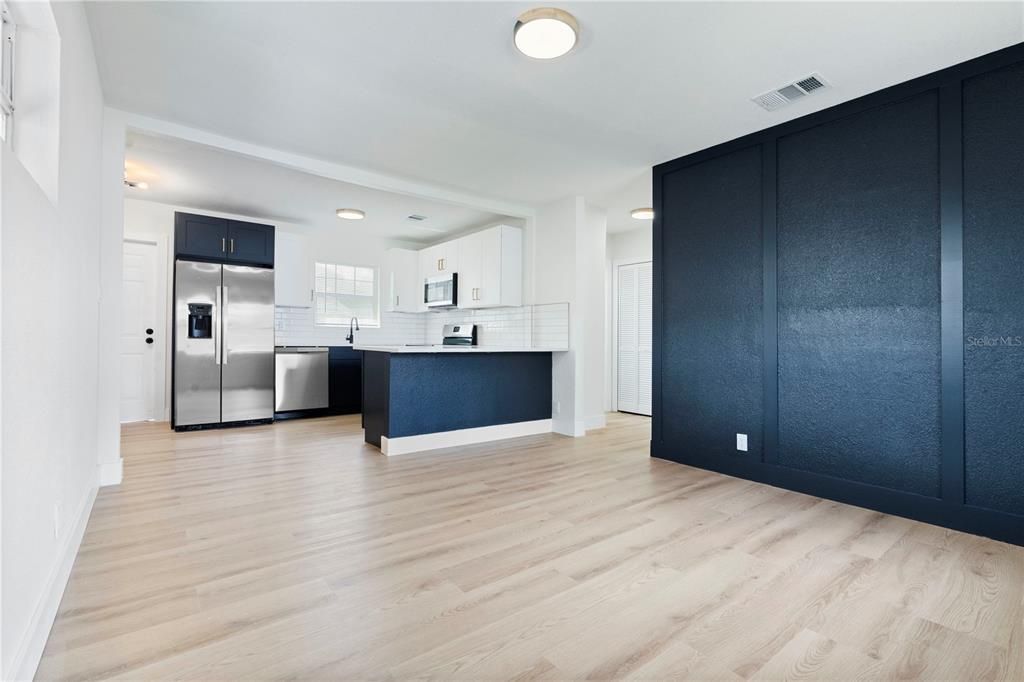 For Sale: $297,700 (3 beds, 1 baths, 890 Square Feet)