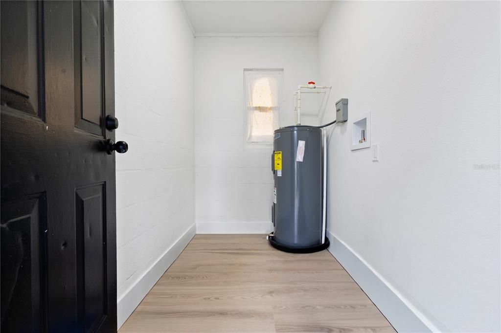 For Sale: $297,700 (3 beds, 1 baths, 890 Square Feet)