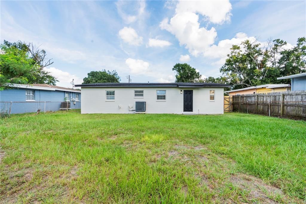 For Sale: $297,700 (3 beds, 1 baths, 890 Square Feet)