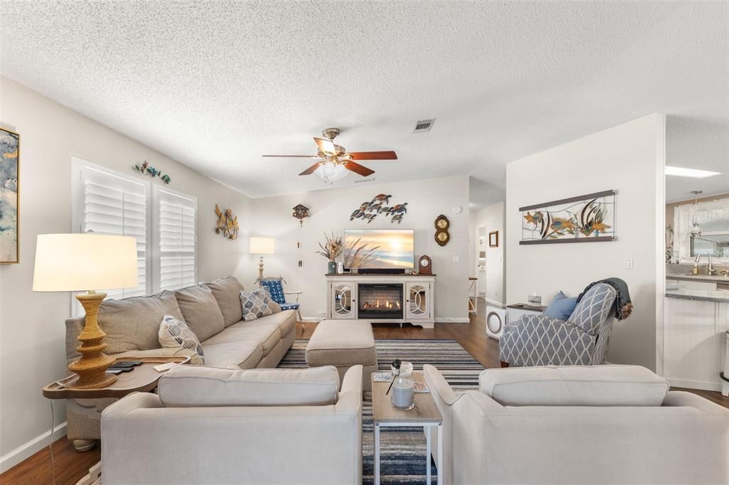 For Sale: $254,900 (2 beds, 2 baths, 1366 Square Feet)