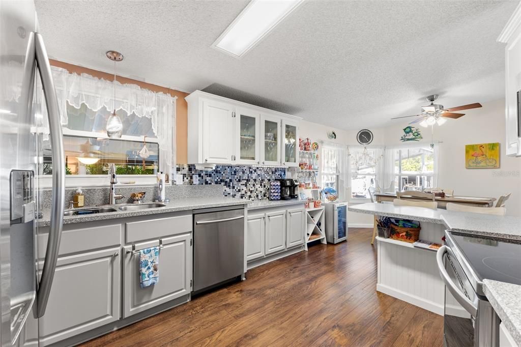 For Sale: $254,900 (2 beds, 2 baths, 1366 Square Feet)