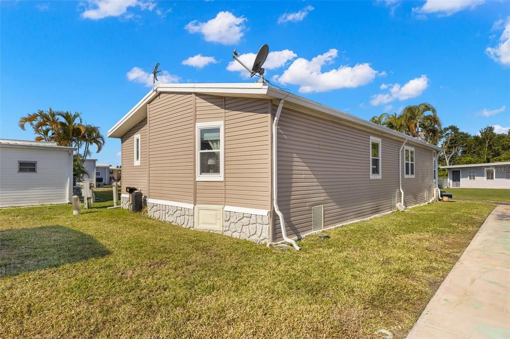 For Sale: $254,900 (2 beds, 2 baths, 1366 Square Feet)