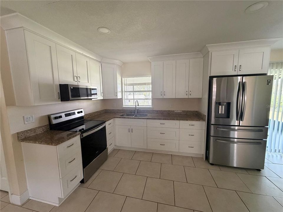For Rent: $1,400 (3 beds, 1 baths, 1044 Square Feet)