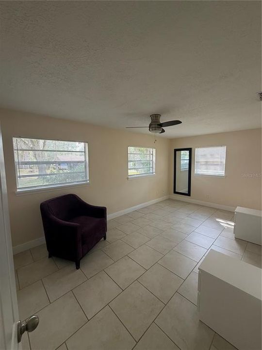 For Rent: $1,400 (3 beds, 1 baths, 1044 Square Feet)