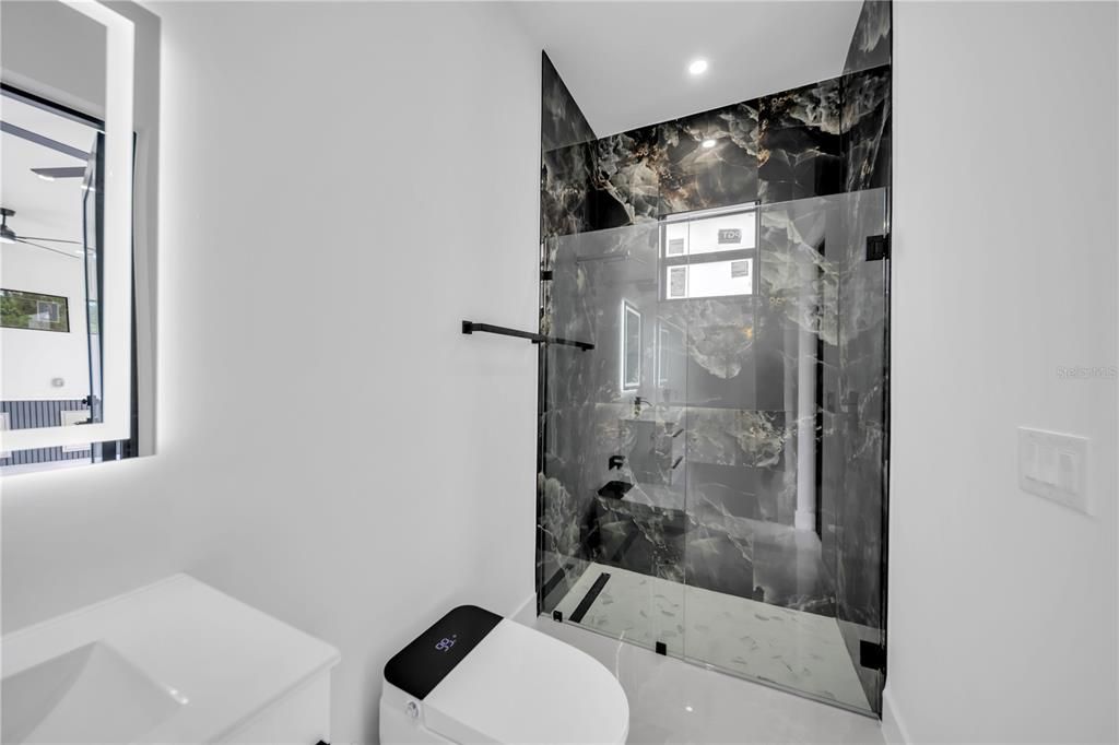 For Sale: $365,000 (3 beds, 3 baths, 1683 Square Feet)
