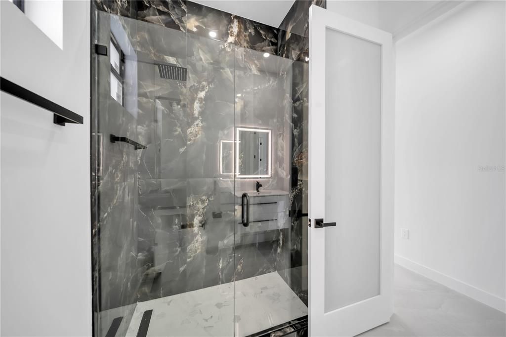 For Sale: $365,000 (3 beds, 3 baths, 1683 Square Feet)