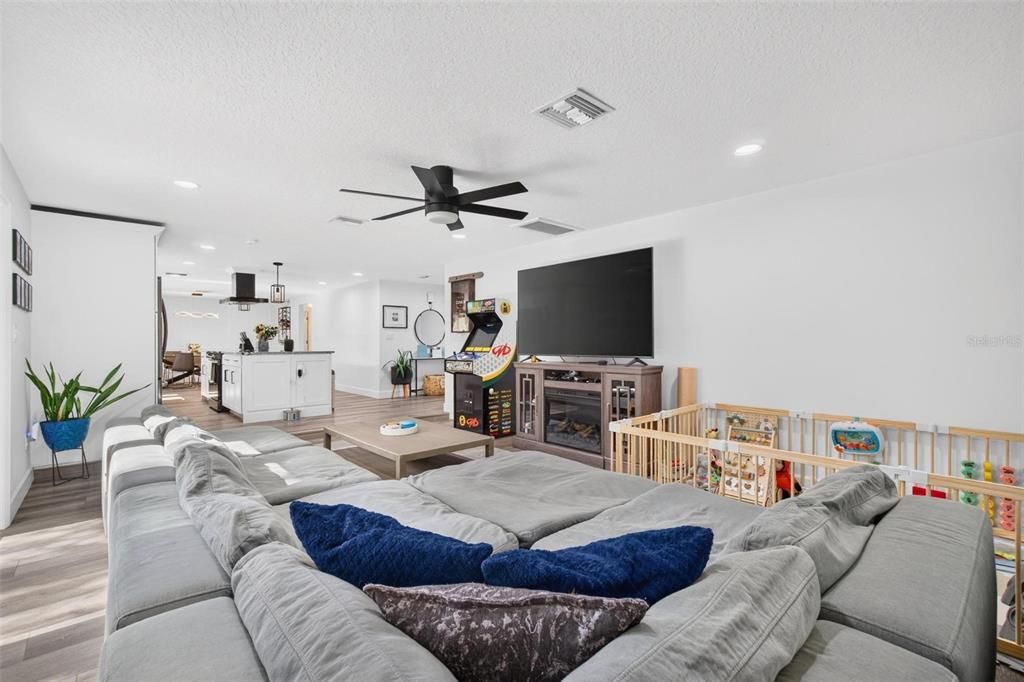 For Sale: $650,000 (3 beds, 2 baths, 1709 Square Feet)