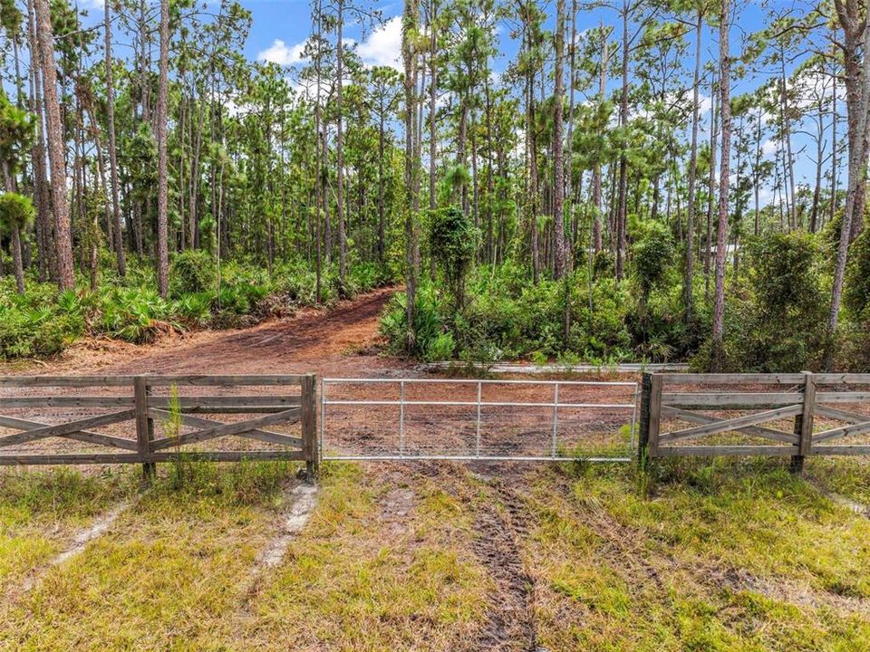 На продажу: $299,900 (3.01 acres)
