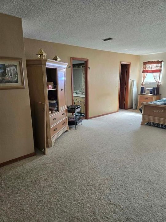 For Sale: $349,500 (3 beds, 3 baths, 2195 Square Feet)