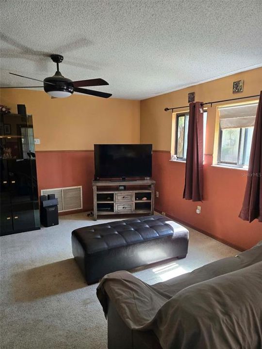 For Sale: $349,500 (3 beds, 3 baths, 2195 Square Feet)
