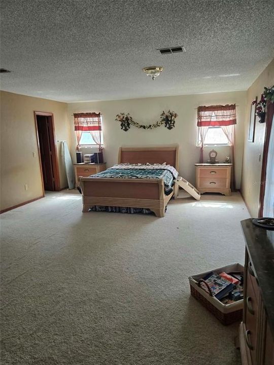 For Sale: $349,500 (3 beds, 3 baths, 2195 Square Feet)