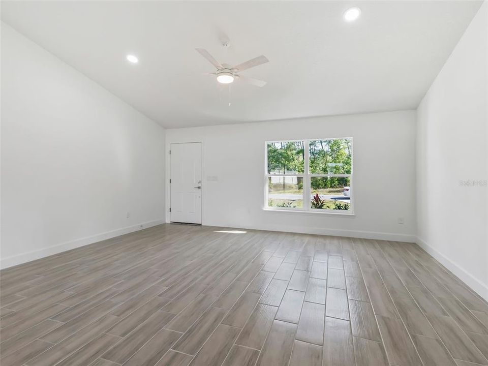 For Rent: $2,100 (3 beds, 2 baths, 1334 Square Feet)