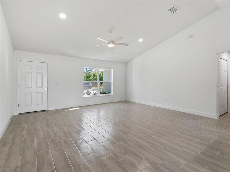 For Rent: $2,100 (3 beds, 2 baths, 1334 Square Feet)