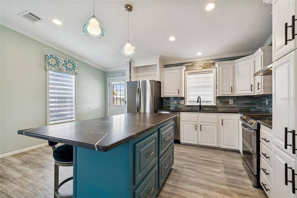 For Sale: $199,000 (1 beds, 2 baths, 864 Square Feet)