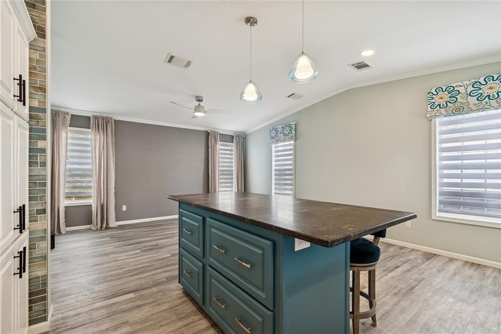 For Sale: $199,000 (1 beds, 2 baths, 864 Square Feet)