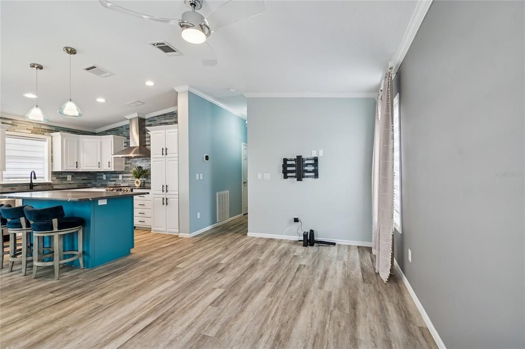 For Sale: $199,000 (1 beds, 2 baths, 864 Square Feet)