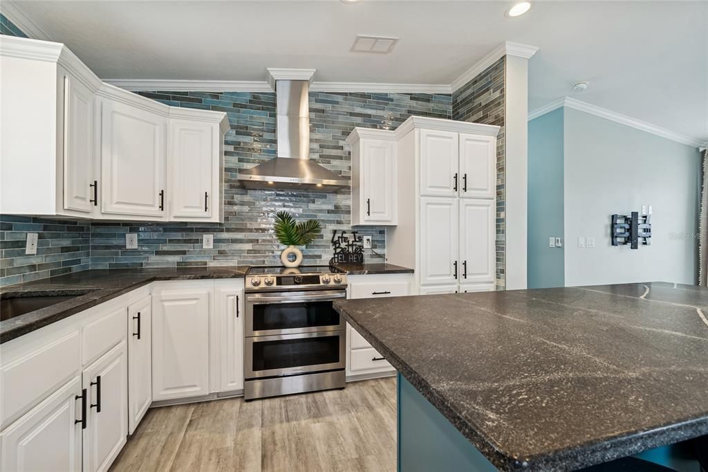 For Sale: $199,000 (1 beds, 2 baths, 864 Square Feet)