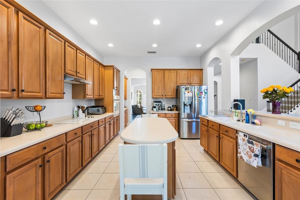 For Sale: $680,000 (6 beds, 4 baths, 3781 Square Feet)