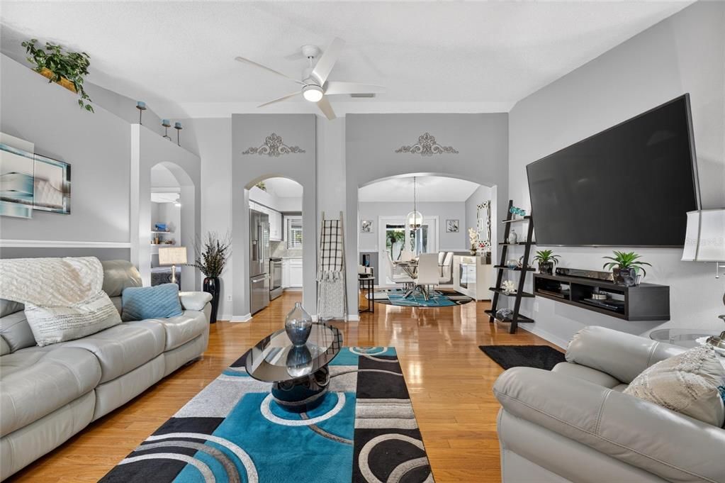For Sale: $329,000 (3 beds, 2 baths, 1171 Square Feet)