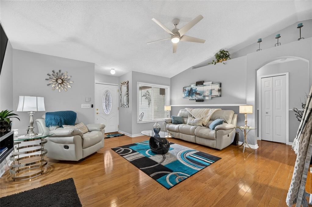 For Sale: $329,000 (3 beds, 2 baths, 1171 Square Feet)