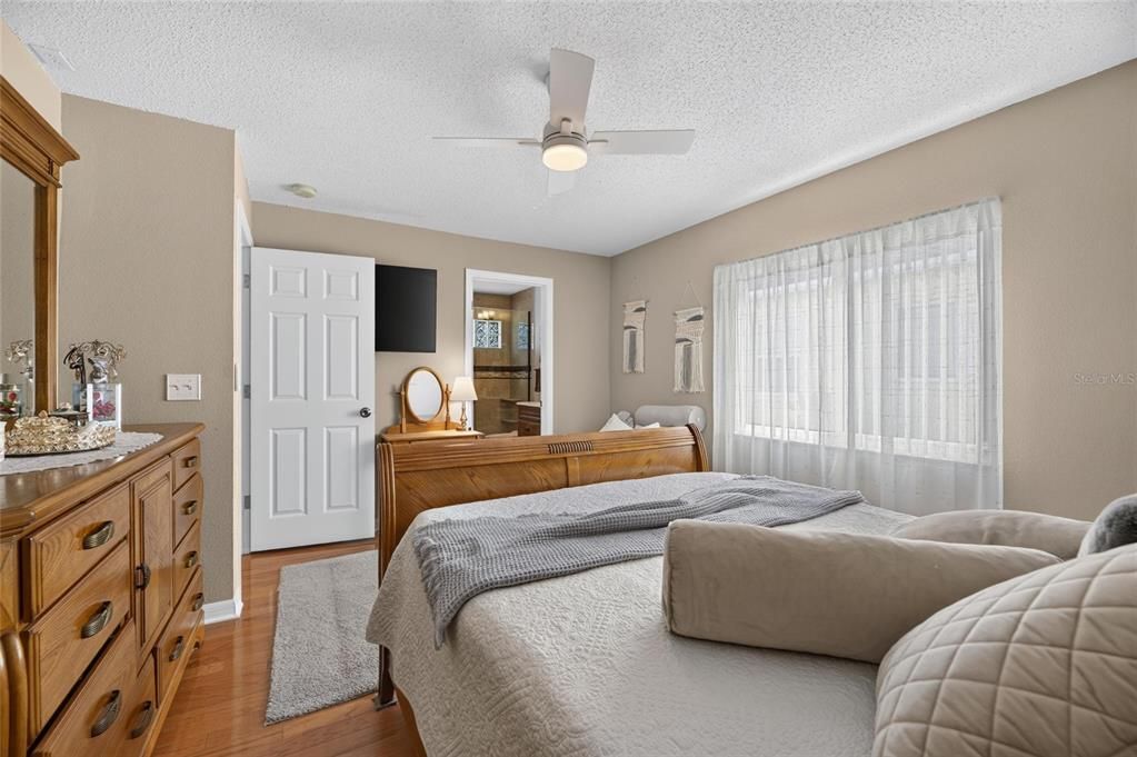 For Sale: $329,000 (3 beds, 2 baths, 1171 Square Feet)