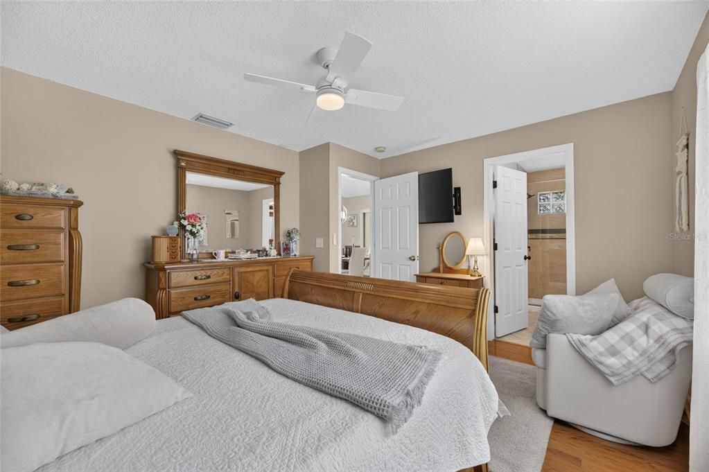 For Sale: $329,000 (3 beds, 2 baths, 1171 Square Feet)