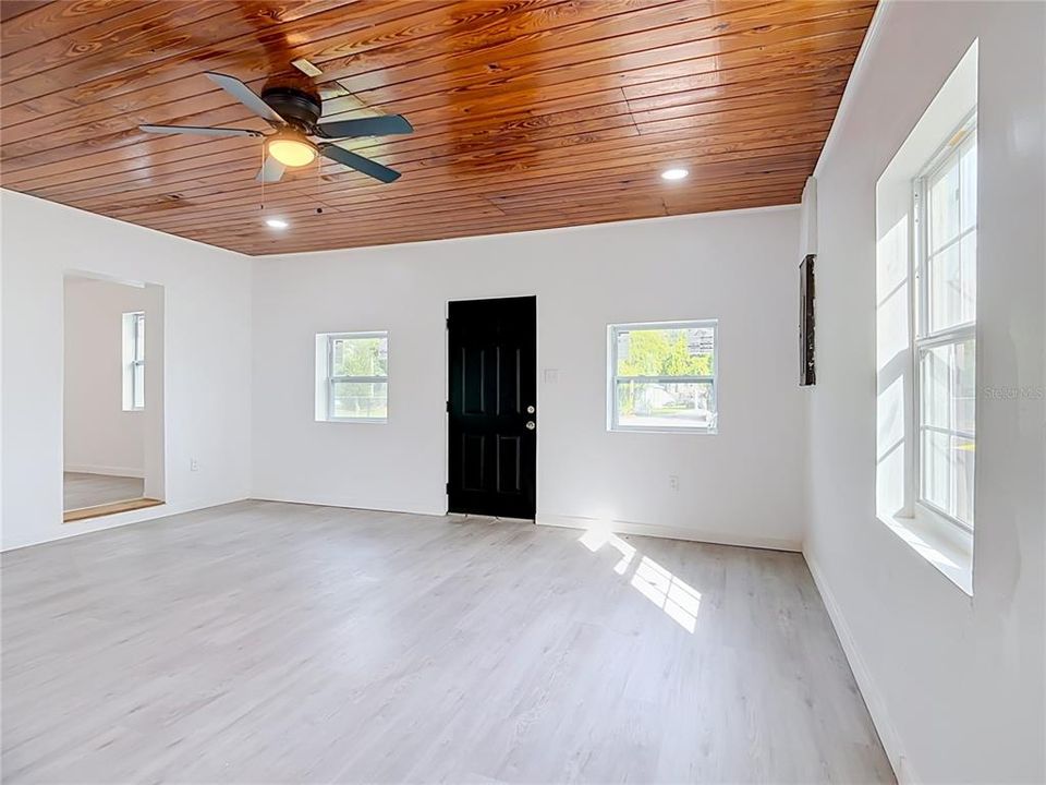 For Sale: $274,997 (3 beds, 2 baths, 1395 Square Feet)