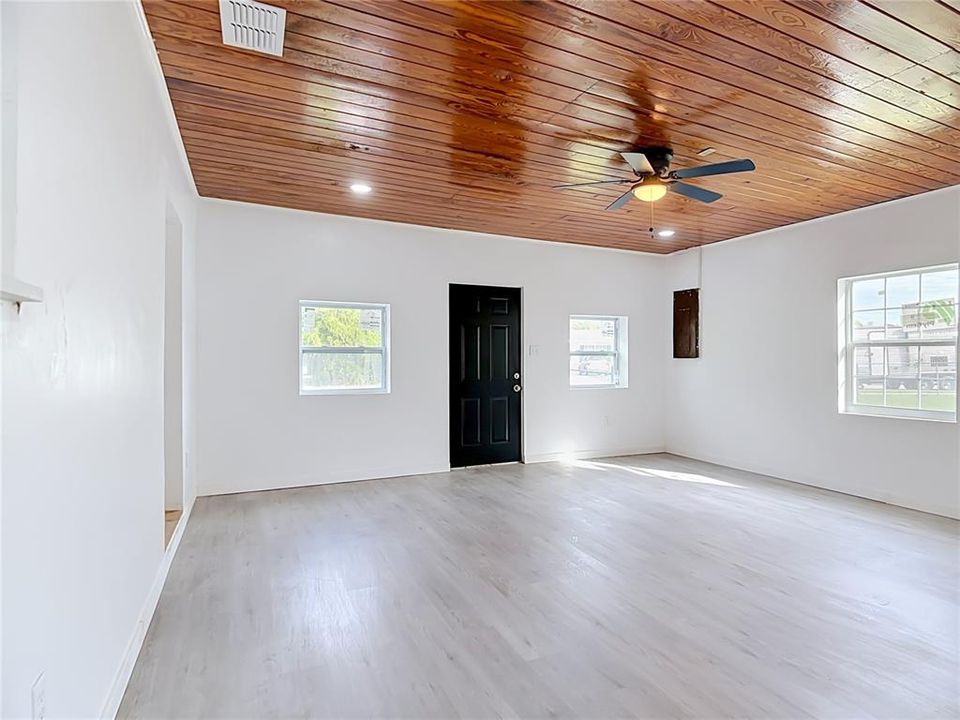 For Sale: $274,997 (3 beds, 2 baths, 1395 Square Feet)