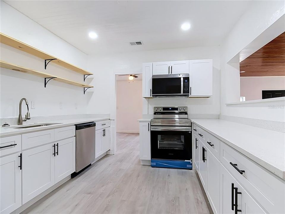 For Sale: $274,997 (3 beds, 2 baths, 1395 Square Feet)