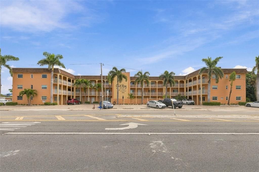 For Sale: $319,000 (1 beds, 1 baths, 698 Square Feet)