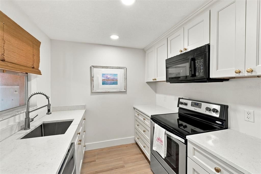 For Sale: $319,000 (1 beds, 1 baths, 698 Square Feet)