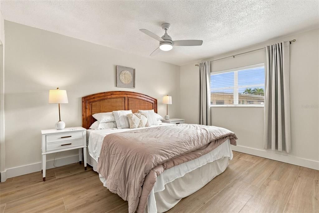 For Sale: $319,000 (1 beds, 1 baths, 698 Square Feet)