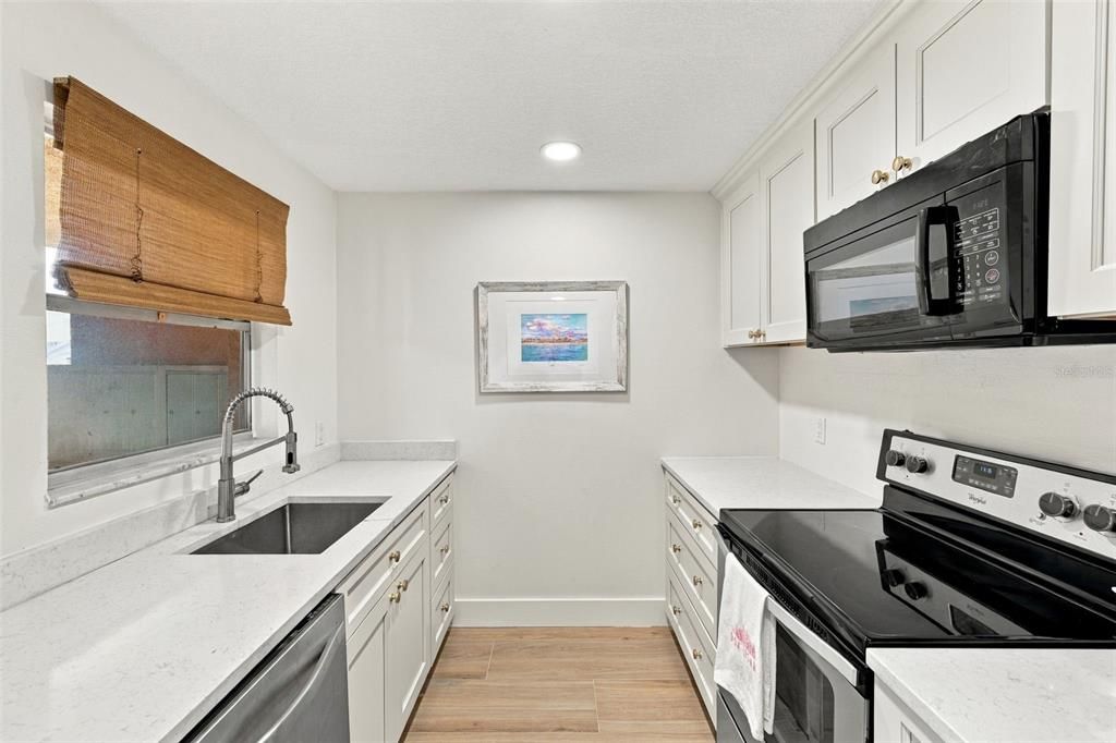For Sale: $319,000 (1 beds, 1 baths, 698 Square Feet)