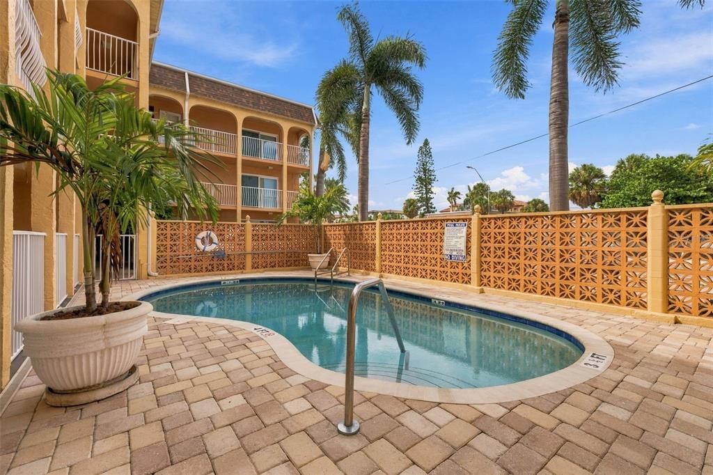 For Sale: $319,000 (1 beds, 1 baths, 698 Square Feet)
