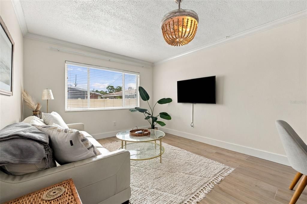 For Sale: $319,000 (1 beds, 1 baths, 698 Square Feet)