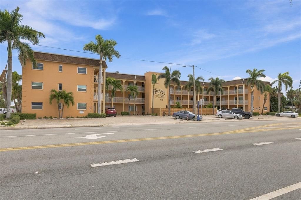 For Sale: $319,000 (1 beds, 1 baths, 698 Square Feet)