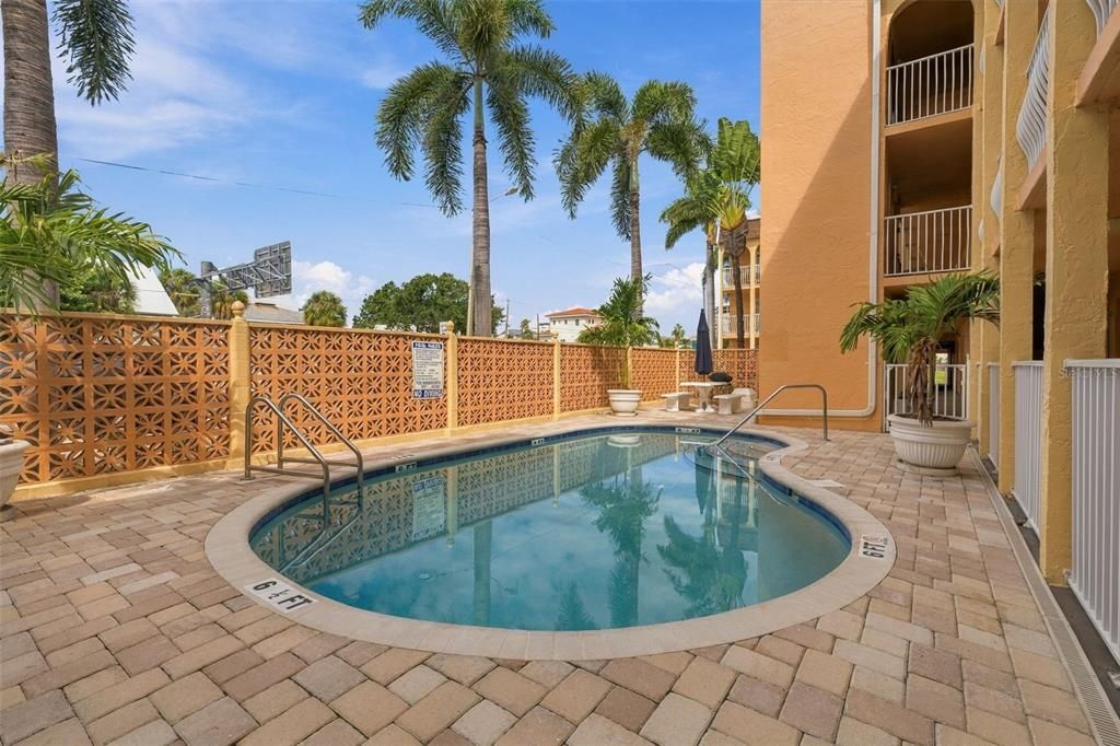 For Sale: $319,000 (1 beds, 1 baths, 698 Square Feet)
